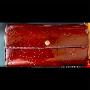 ✨💎AUTHENTIC💎✨  LOUIS VUITTON Vernis Sarah Wallet